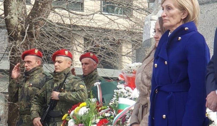 Смиляна Нитова и общинското ръководство на БСП положиха венци пред Паметника на незнайния воин в Хасково