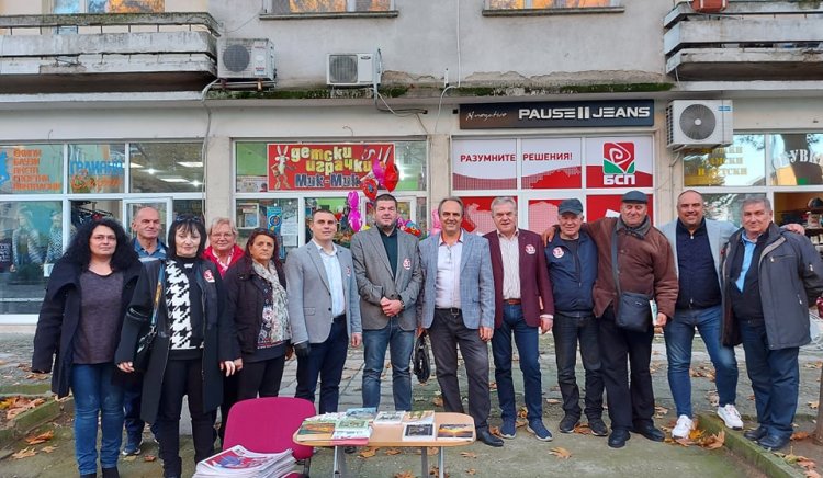 Кандидатите за народни представители от Коалиция „БСП за България” дариха книги на читалището в хасковското село Орлово