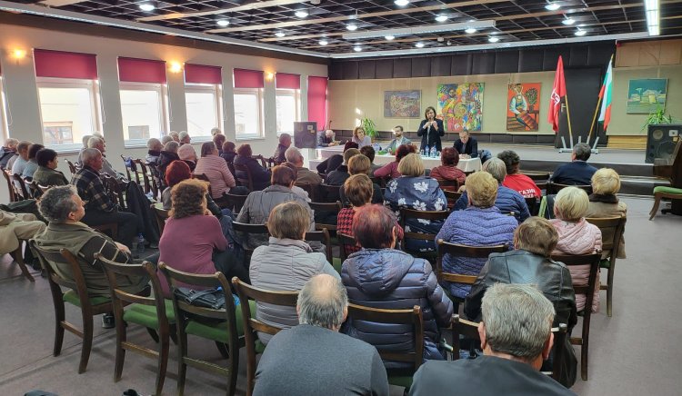 Жители на Тополовград към Нинова: Искаме право на избор дали с хартия или с машина да гласуваме